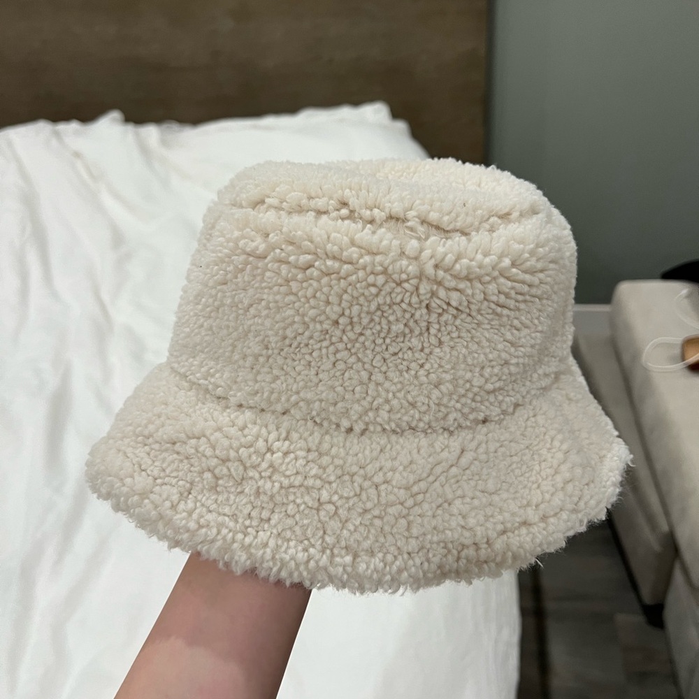 Abercrombie Cozy Cream Sherpa Bucket Hat